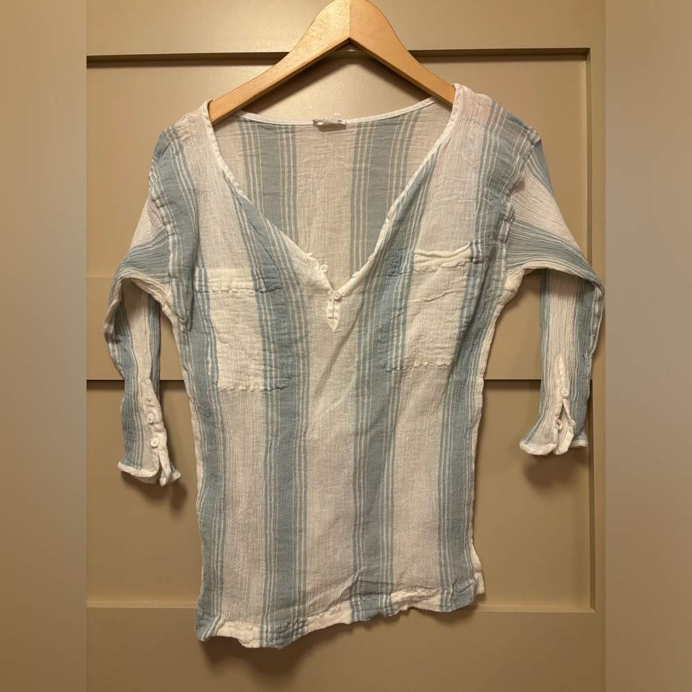 CLUB MONACO Cotton Sheer Top Button Loop Light Blue White Farmhouse Stripes 3/4